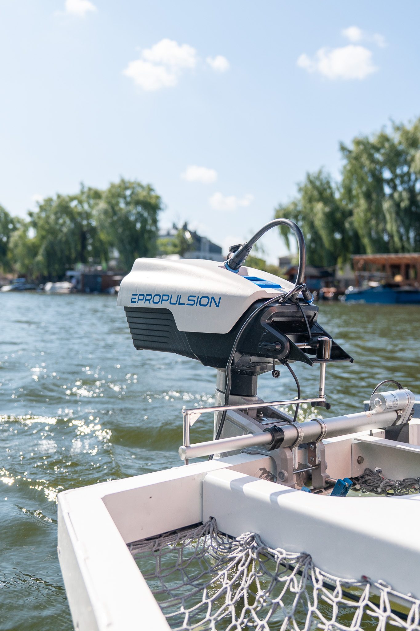 Katamaran DEMEX, szczegóły pokładu: Silnik elektryczny ePropulsion na rufie