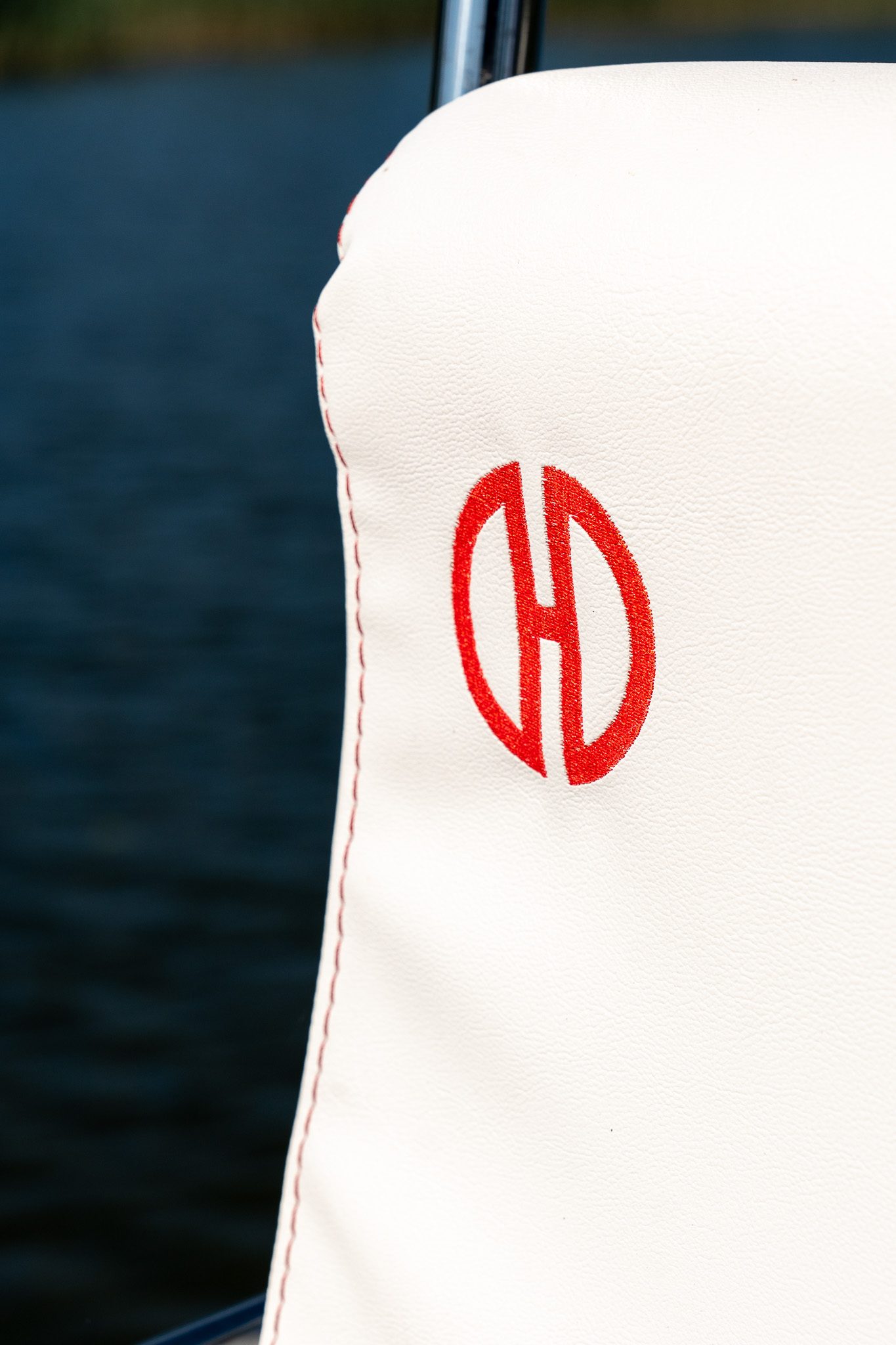 Katamaran DEMEX, szczegóły pokładu: Siedziska z haftowanym logo